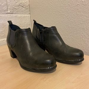 Dansko 39 charcoal heeled ankle boots